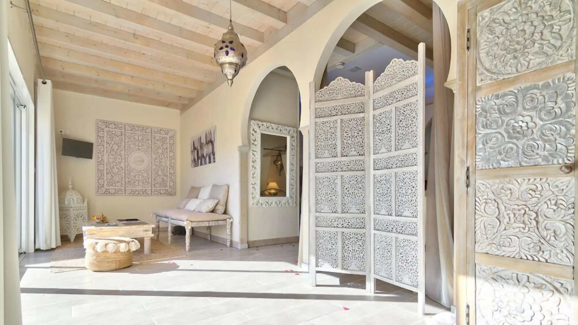 Séjourner en France : 7 Hôtels Salués pour leur Personnel Comparés