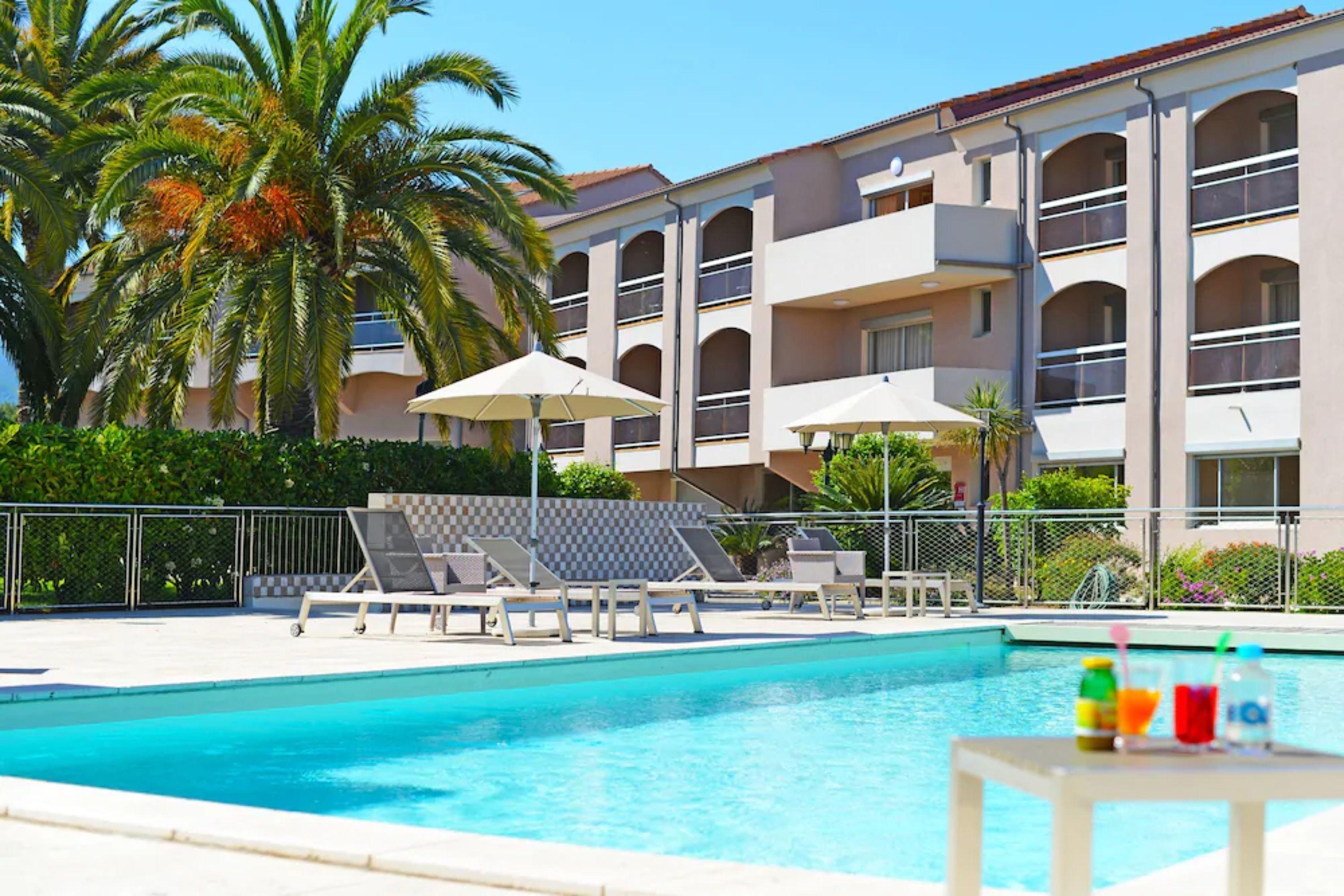 7 Hôtels Près des Aéroports en Corse pour Voyager Sans Stress
